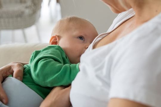 Mütter haben Anspruch darauf, während der Arbeitszeit bezahlte Stillpausen zu machen.