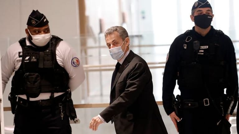 Nicolas Sarkozy (M), ehemaliger Präsident von Frankreich, trifft im Novembr 2020 zu einer Anhörung in einem Gerichtsgebäude in Paris ein.