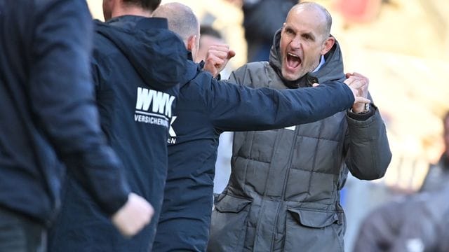 Augsburgs Trainer Heiko Herrlich jubelt beim Schlusspfiff.