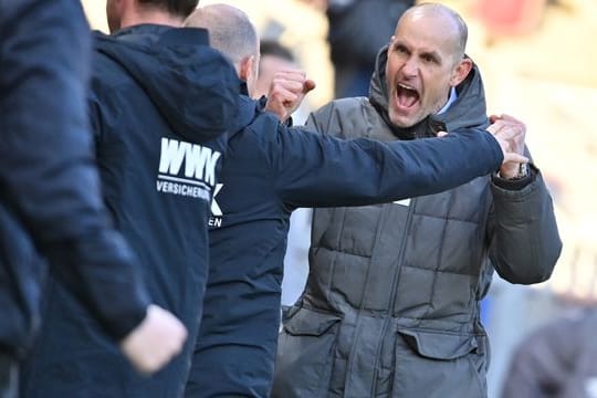 Augsburgs Trainer Heiko Herrlich jubelt beim Schlusspfiff.