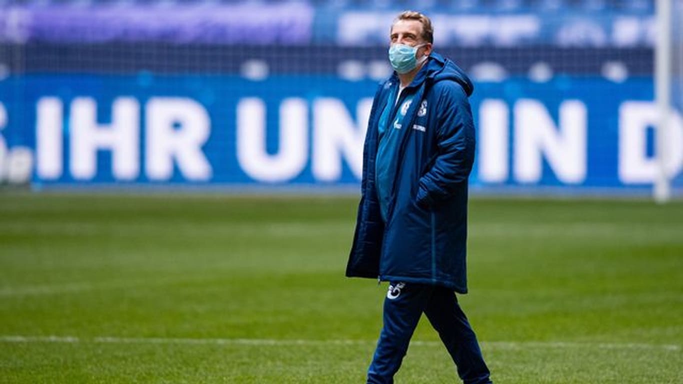 Hat mit Onur Cinel das erste Training bei Schalke seit der Trennung von Chefcoach Gross geleitet: Mike Büskens.