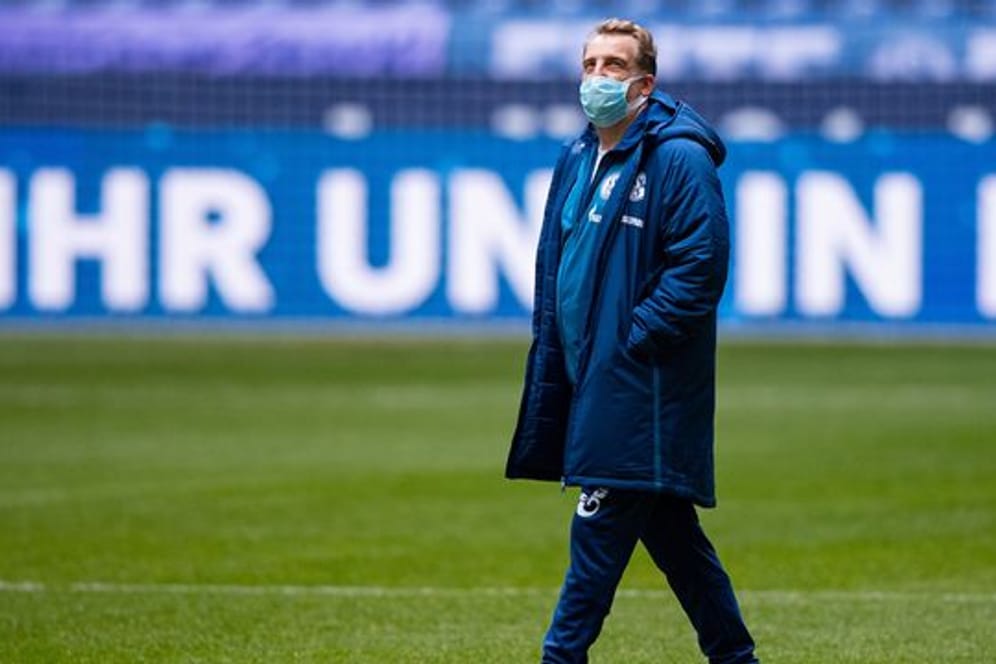 Hat mit Onur Cinel das erste Training bei Schalke seit der Trennung von Chefcoach Gross geleitet: Mike Büskens.