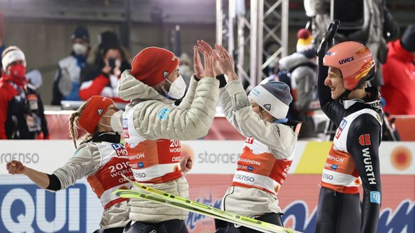 Katharina Althaus, Markus Eisenbichler, Anna Rupprecht und Karl Geiger (l-r) feiern ihren Gold-Triumph bei der Heim-WM in Oberstdorf.