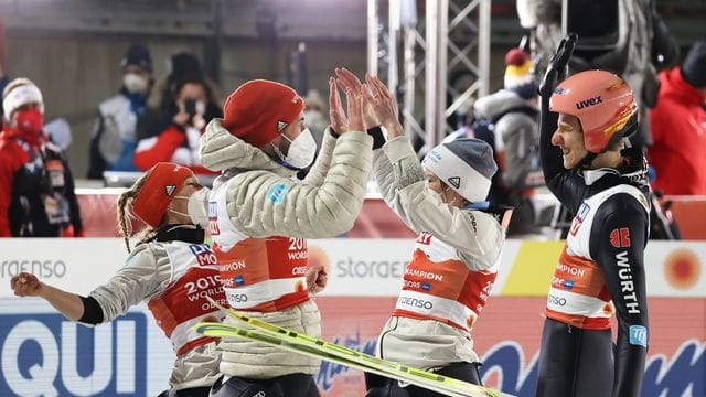 Katharina Althaus, Markus Eisenbichler, Anna Rupprecht und Karl Geiger (l-r) feiern ihren Gold-Triumph bei der Heim-WM in Oberstdorf. Katharina Althaus, Markus Eisenbichler, Anna Rupprecht und Karl Geiger (l-r) feiern ihren Gold-Triumph bei der Heim-WM in Oberstdorf.