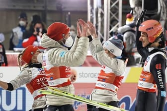 Katharina Althaus, Markus Eisenbichler, Anna Rupprecht und Karl Geiger (l-r) feiern ihren Gold-Triumph bei der Heim-WM in Oberstdorf.