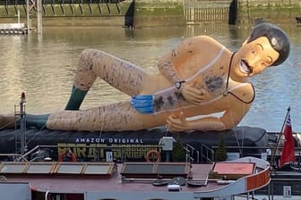 Überlebensgroß: Werbung für "Borat 2" auf der Themse.
