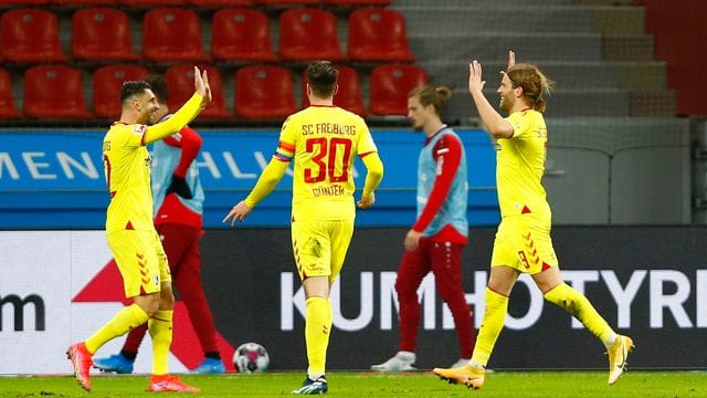 Freiburgs Spieler Lucas Höler (r) bejubelt sein Tor mit Vincenzo Grifo (l) und Christian Günter. Freiburgs Spieler Lucas Höler (r) bejubelt sein Tor mit Vincenzo Grifo (l) und Christian Günter.