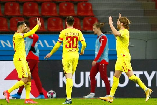 Freiburgs Spieler Lucas Höler (r) bejubelt sein Tor mit Vincenzo Grifo (l) und Christian Günter.