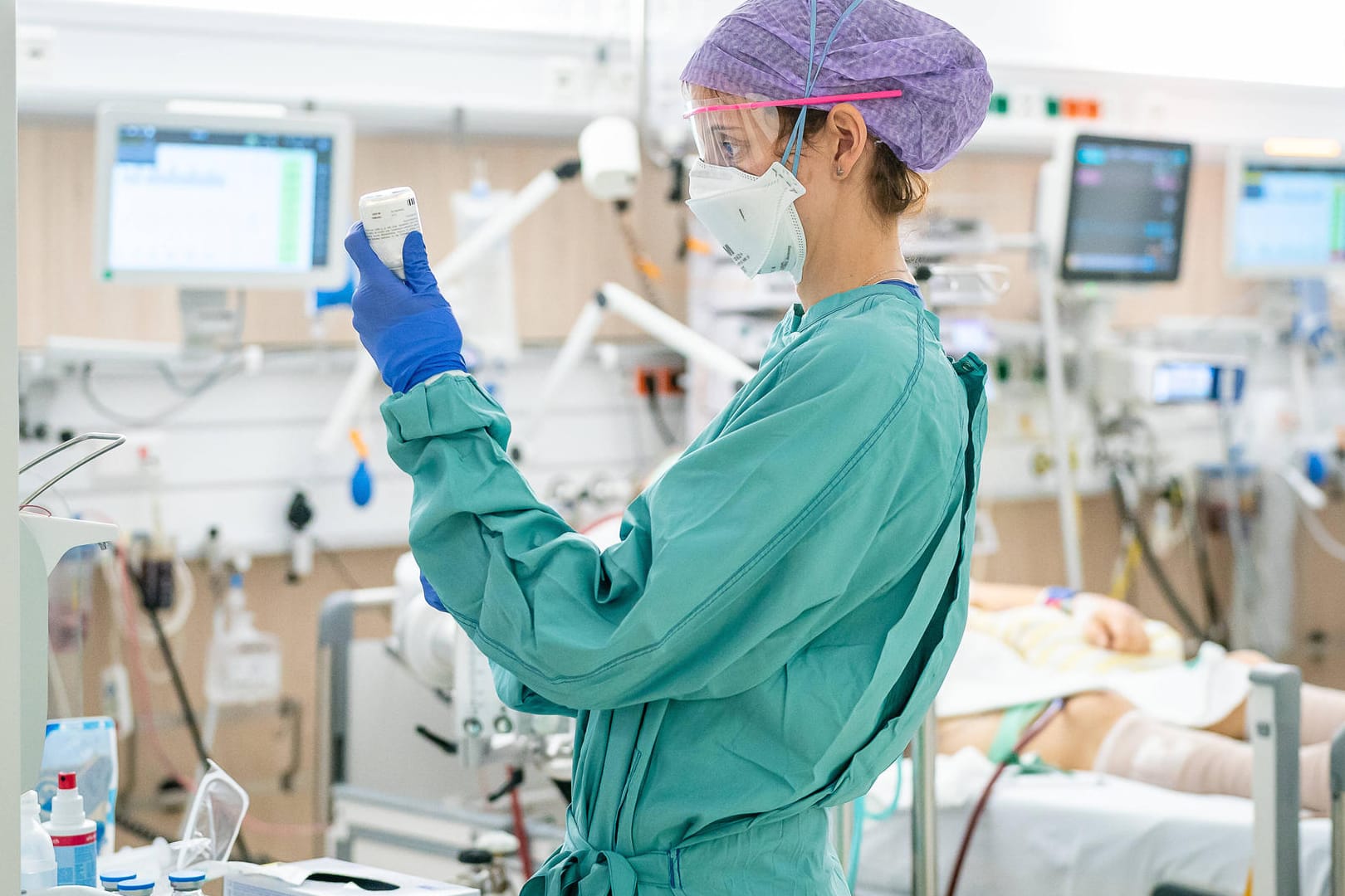 Covid-Intensivstation Uniklinik Dresden Ärzte und Intensivpfleger kümmern sich um die schwerkranken Covid-Patienten auf