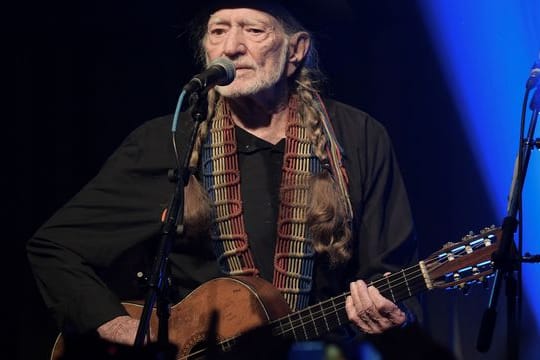 Willie Nelson ehrt seinen Freund Frank Sinatra.