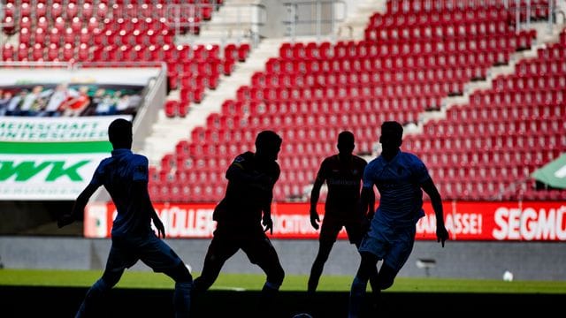 Seit Ende Oktober letzten Jahres finden die Bundesliga-Partien vor leeren Rängen statt. Seit Ende Oktober letzten Jahres finden die Bundesliga-Partien vor leeren Rängen statt.