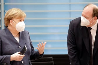 Angela Merkel und Kanzleramtschef Helge Braun: "Jeder Öffnung muss man etwas gegenüberstellen, was die Infektionszahlen stabilisiert."