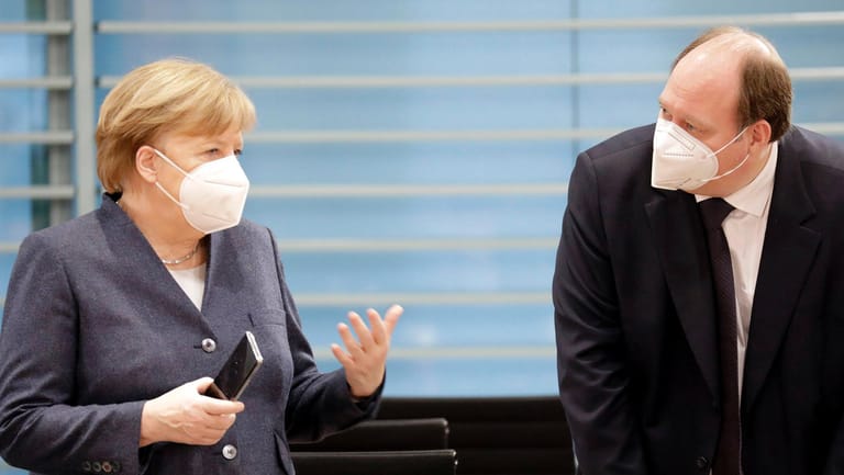 Angela Merkel und Kanzleramtschef Helge Braun: "Jeder Öffnung muss man etwas gegenüberstellen, was die Infektionszahlen stabilisiert."