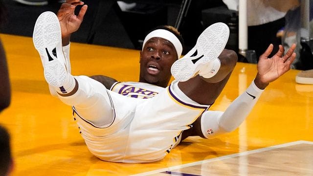 Dennis Schröder von den Los Angeles Lakers liegt nach einem Foul auf dem Boden.