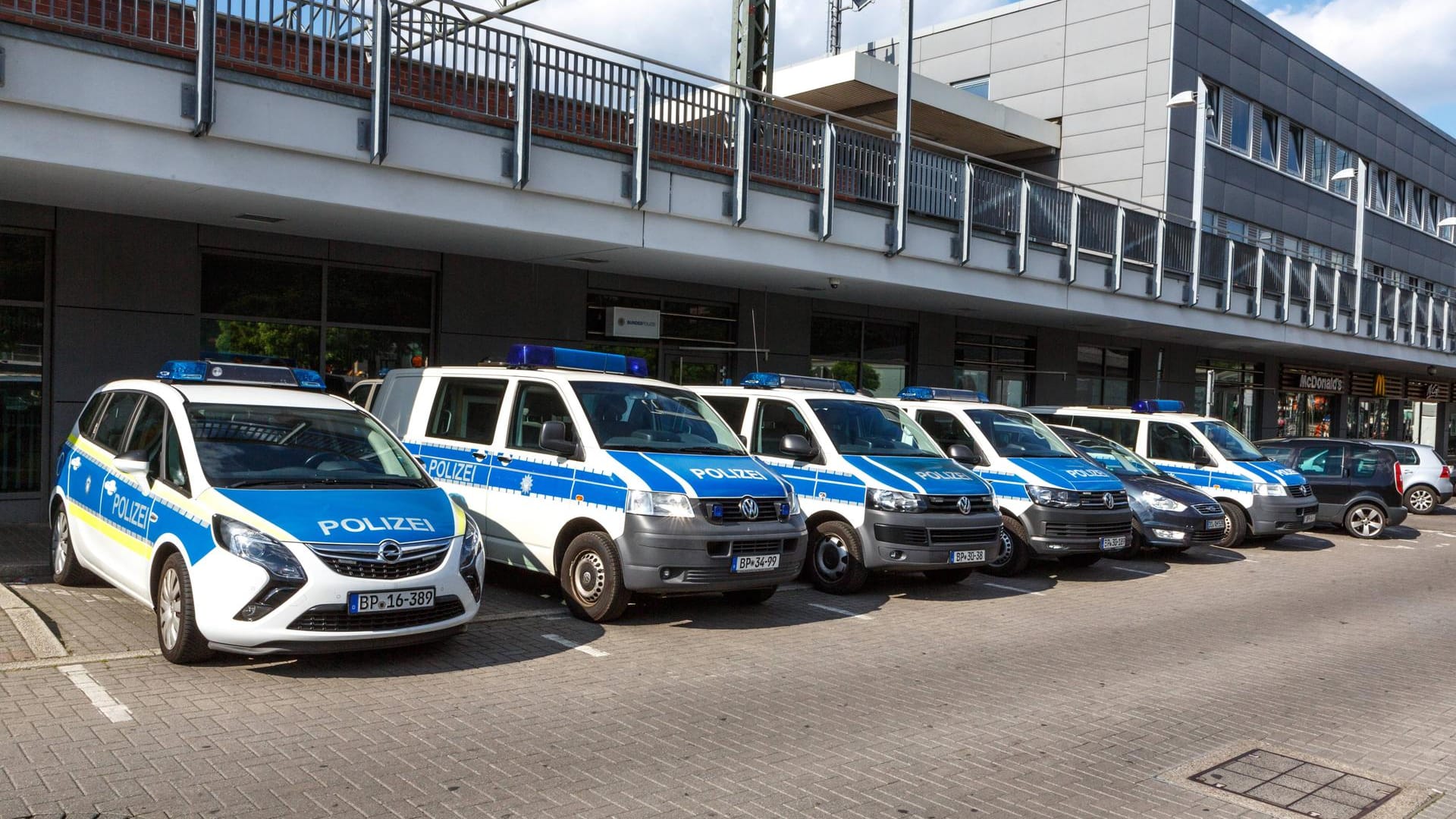 Fahrzeuge der Bundespolizei am Hauptbahnhof in Dortmund: Ein Mann hat die Beamten hier bedroht.