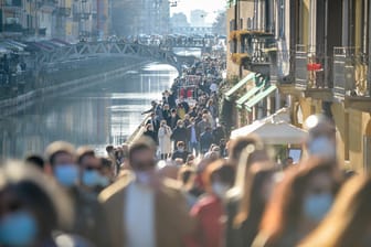 Menschen an einem Kanal in der Mailander Innenstadt am Wochenende: In Italien gelten unterschiedliche Corona-Regeln je nach Region.