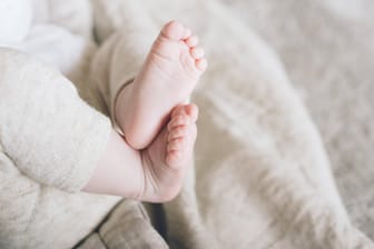 Füße eines Babys (Symbolbild): In München ist die Geburtenrate gestiegen.