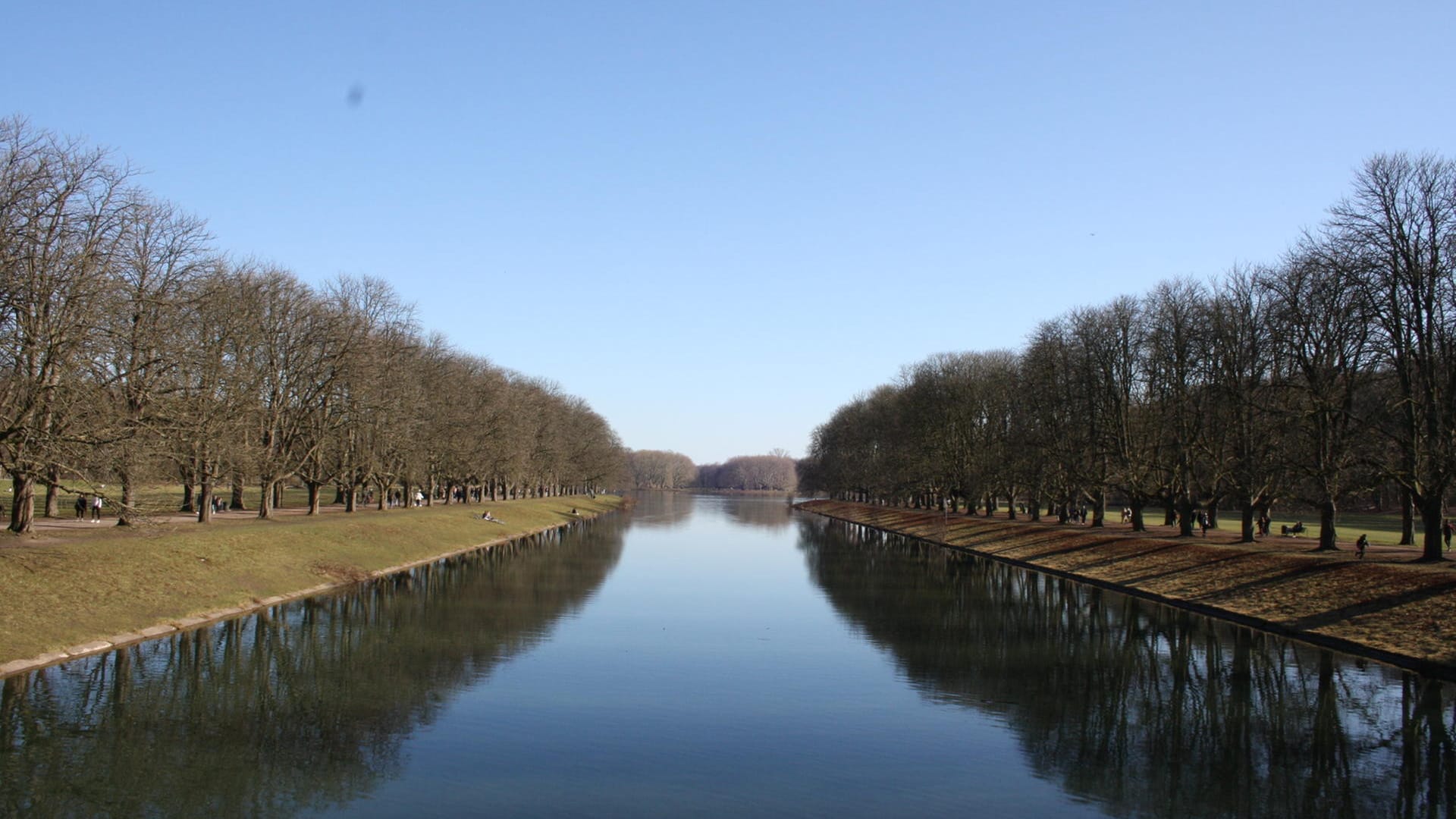 Der Decksteiner Weiher, angelegt vor fast 100 Jahren, ist eine der beliebtesten Grünflächen der Stadt. Nun fühlen Frauen sich dort nicht mehr sicher.