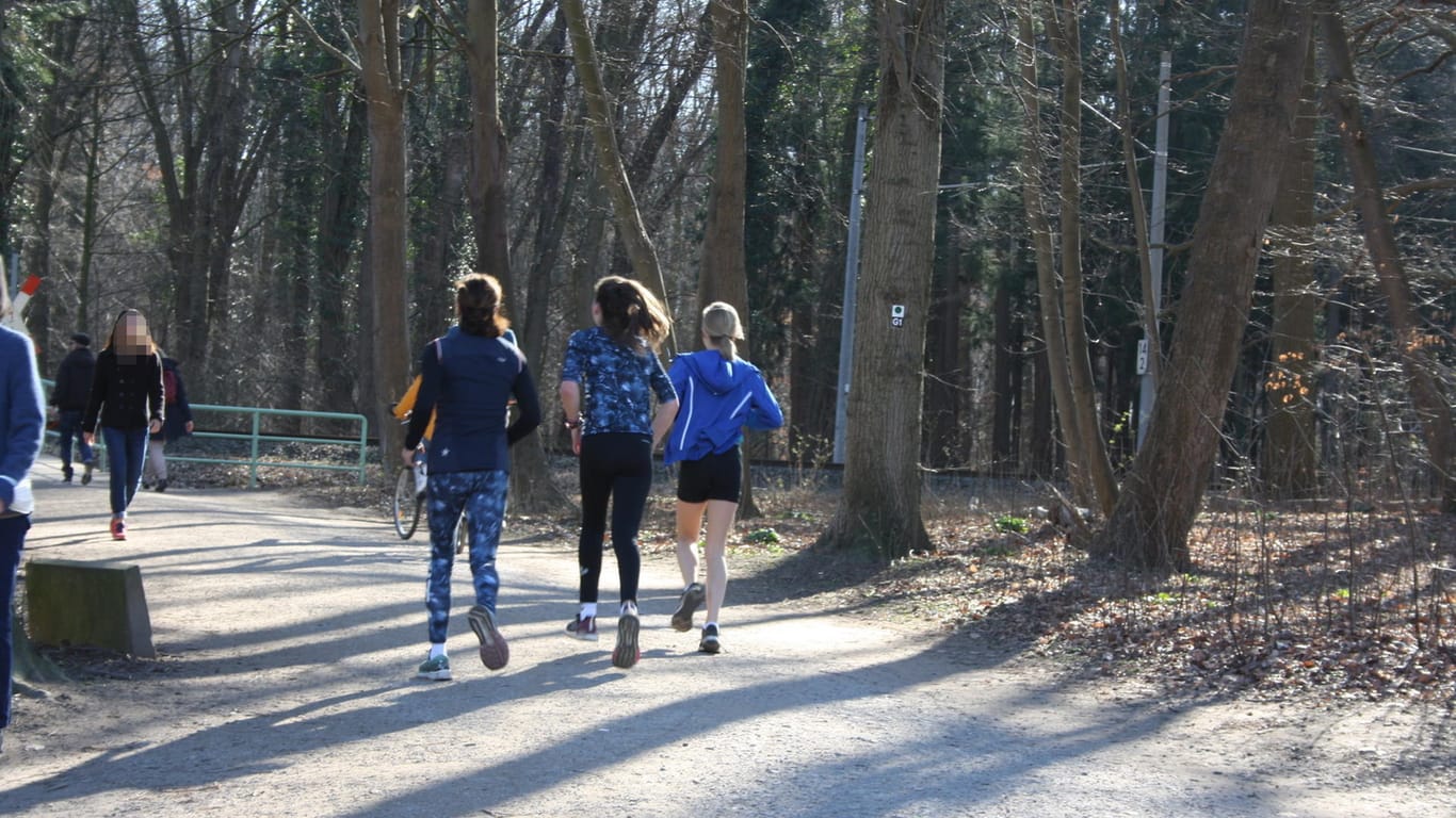 Drei Frauen laufen gemeinsam durch den Stadtwald am Decksteiner Weiher. Auf einem Weg zwischen RWE-Gelände und dem Gewässer wurde eine Frau vergewaltigt, der Täter ist noch immer flüchtig.