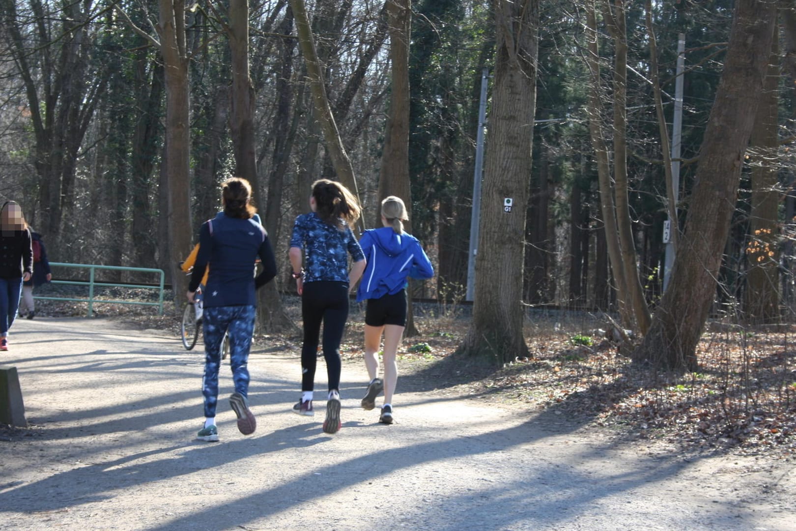 Drei Frauen laufen gemeinsam durch den Stadtwald am Decksteiner Weiher. Auf einem Weg zwischen RWE-Gelände und dem Gewässer wurde eine Frau vergewaltigt, der Täter ist noch immer flüchtig.