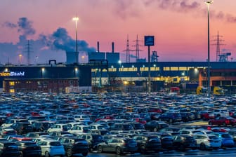 Fahrzeug-Umschlag: Am Duisburger Binnenhafen werden viele Neuwagen verladen.