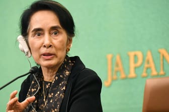 Suu Kyi vows to resolve ethnic conflicts Myanmar leader Aung San Suu Kyi attends a press conference