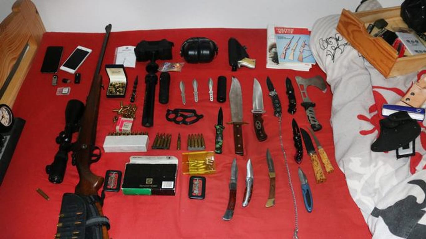 Das vom hessischen Landeskriminalamt in Hanau zur Verfügung gestellte Foto zeigt beschlagnahmte Waffen.