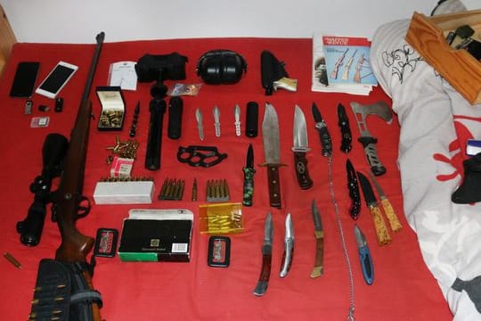 Das vom hessischen Landeskriminalamt in Hanau zur Verfügung gestellte Foto zeigt beschlagnahmte Waffen.