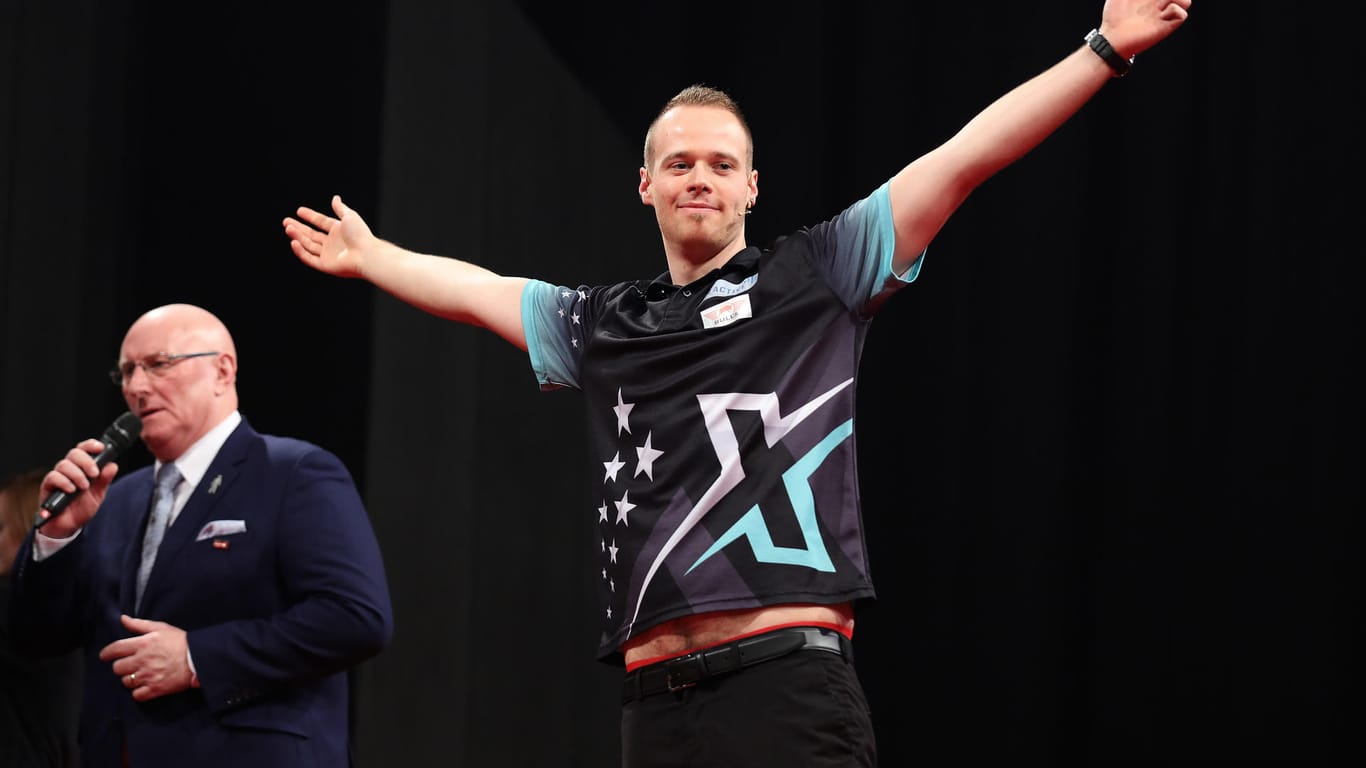 Max Hopp (24) im Dezember 2019 bei einem Turnier in Dortmund: Der Wiesbadener Dartspieler ist auf Platz 39 der Weltrangliste und trägt den Spitznamen "Maximiser“.