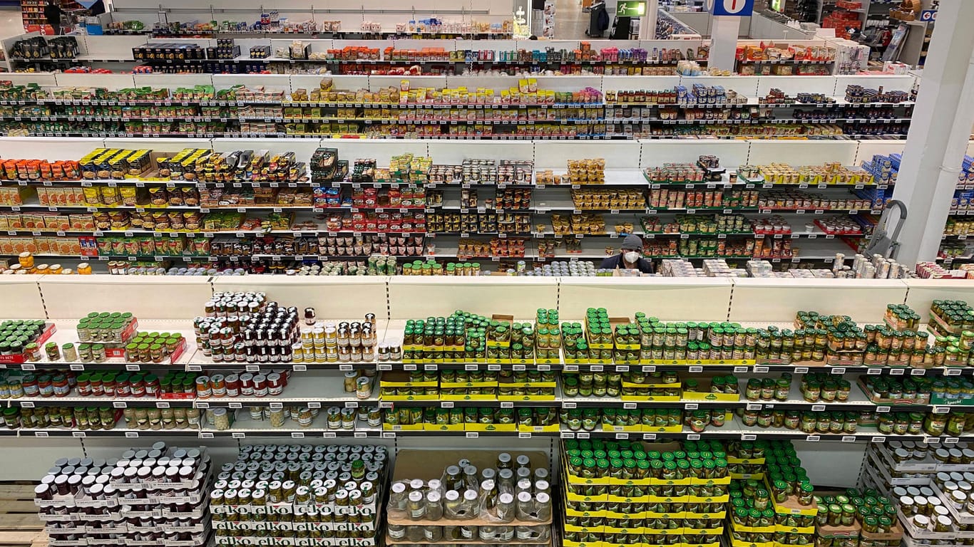 Regalreihen in einem Supermarkt (Symbolbild): Preise für Produkte wie Schokolade und Damenbekleidung sind während der Pandemie gestiegen.
