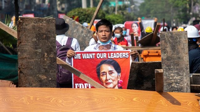 "Wir wollen unsere Anführer": Ein Protestteilnehmer hält in Rangun ein Plakat mit dem Bild von Aung San Suu Kyi. "Wir wollen unsere Anführer": Ein Protestteilnehmer hält in Rangun ein Plakat mit dem Bild von Aung San Suu Kyi.