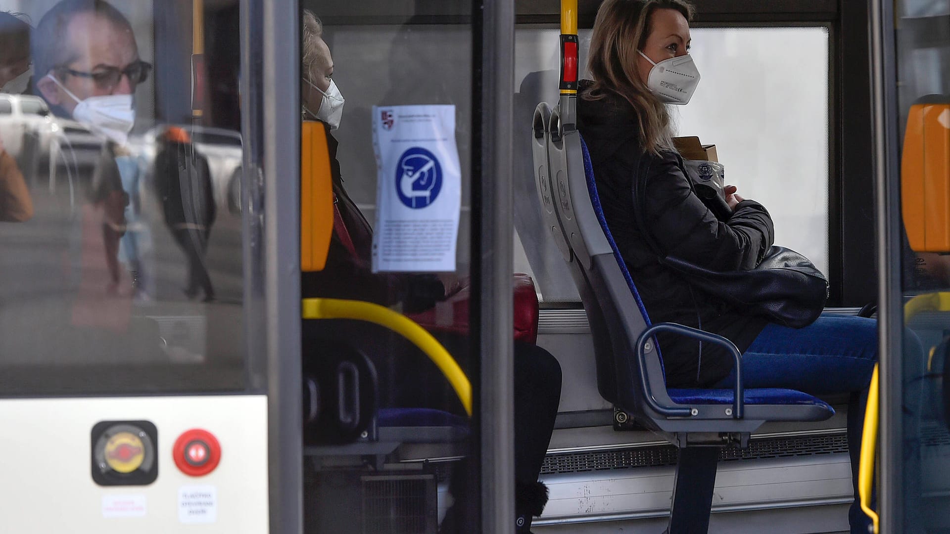 Fahrgäste in tragen in einem Linienbus eine Maske (Symbolbild): Nachdem ein Fahrgast gegen die Maskenpflicht verstoßen hat, ist ein Streit ausgebrochen. Fahrgäste in tragen in einem Linienbus eine Maske (Symbolbild): Nachdem ein Fahrgast gegen die Maskenpflicht verstoßen hat, ist ein Streit ausgebrochen.