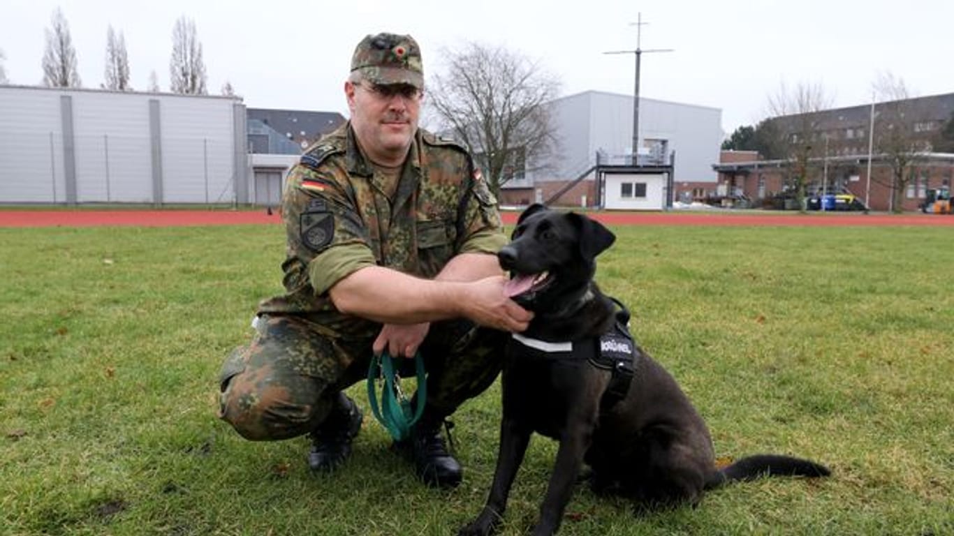 Hauptfeldwebel Alexander Schmidt von der Logistikschule der Bundeswehr in Garlstedt hat Therapiehund "Krümel" an der Leine.
