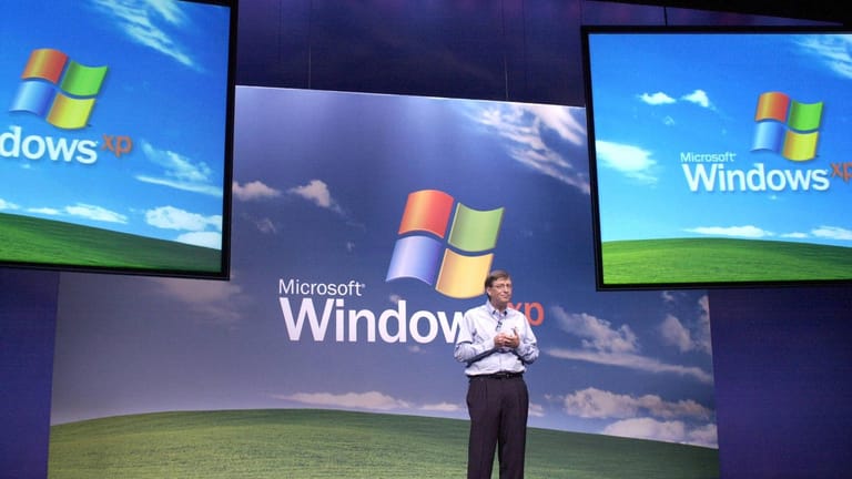 Bill Gates 2001 bei der Vorstellung von Windows XP: Der Hintergrund mit dem grünen Hügel war ikonisch für das Betriebssystem.