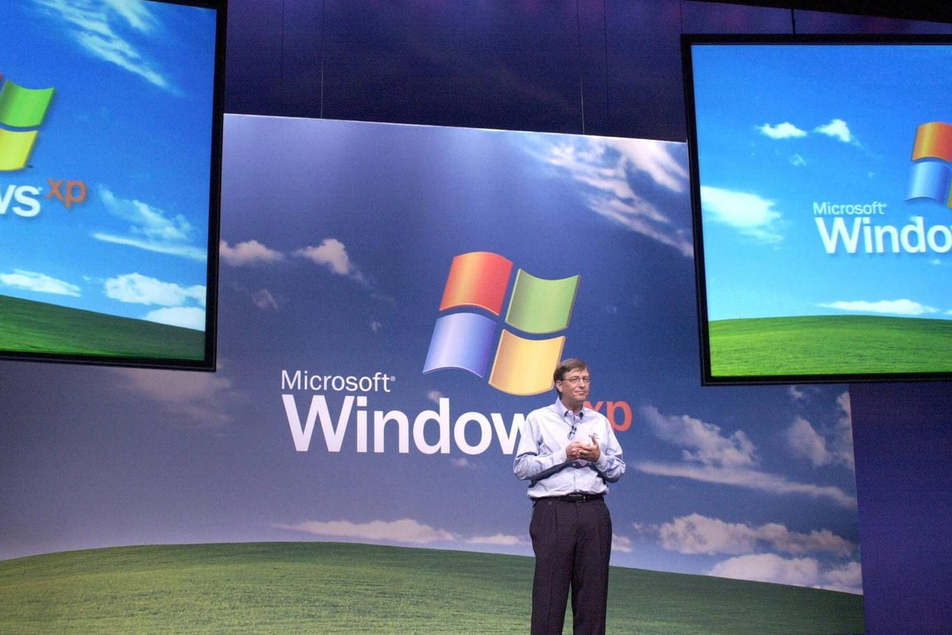 Bill Gates 2001 bei der Vorstellung von Windows XP: Der Hintergrund mit dem grünen Hügel war ikonisch für das Betriebssystem.