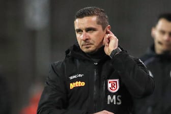 Mersad Selimbegovic: Auch der Trainer von Jahn Regensburg hat sich mit Corona infiziert.