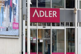 Geschlossener Adler-Markt (Symbolbild): Das Unternehmen saniert sich in Eigenregie.