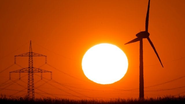 Die Klima-Allianz fordert unter anderem einen beschleunigten Ausstieg aus fossilen Brennstoffen und Klimaneutralität bis 2040. Die Klima-Allianz fordert unter anderem einen beschleunigten Ausstieg aus fossilen Brennstoffen und Klimaneutralität bis 2040.
