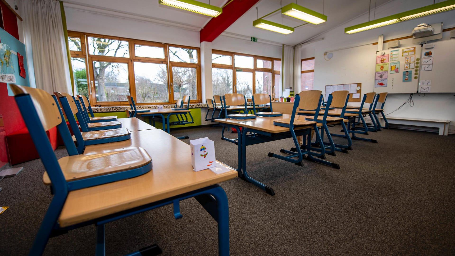 Ein leeres Klassenzimmer (Symbolbild): In Hagen bleiben die Schulen zunächst dicht.