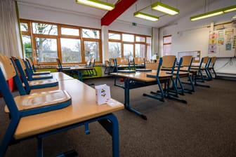 Ein leeres Klassenzimmer (Symbolbild): In Hagen bleiben die Schulen zunächst dicht.