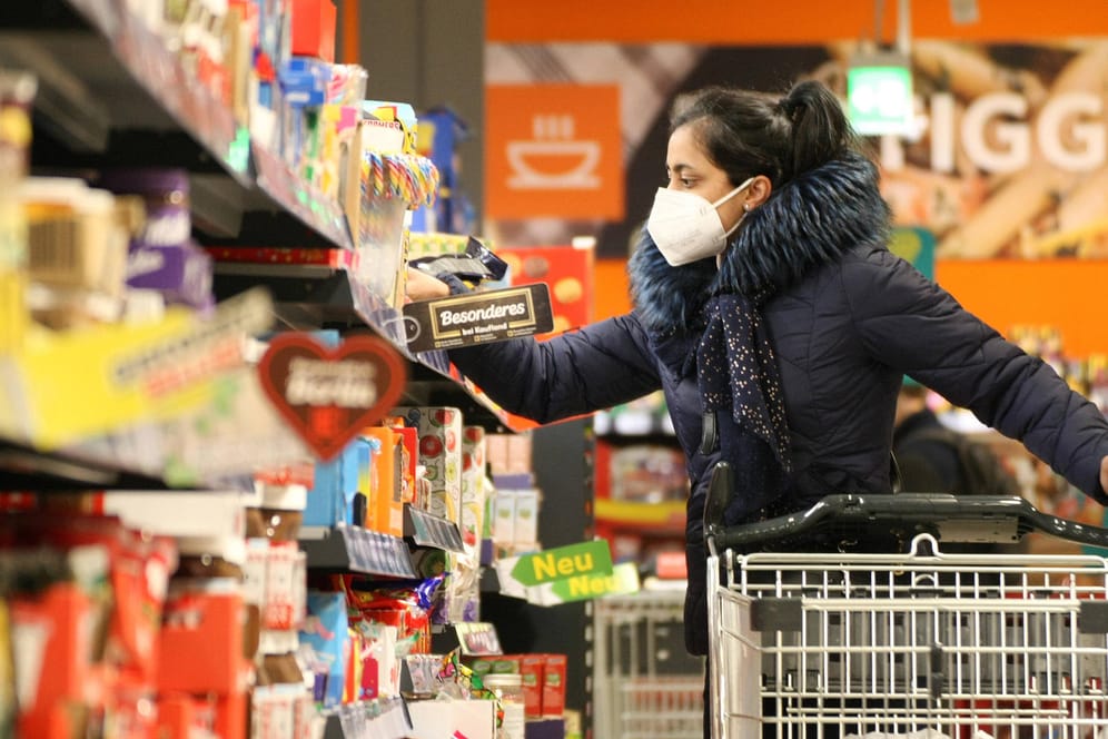 Eine Frau im Supermarkt (Symbolbild): Auch die Preise für Lebensmittel könnten steigen.