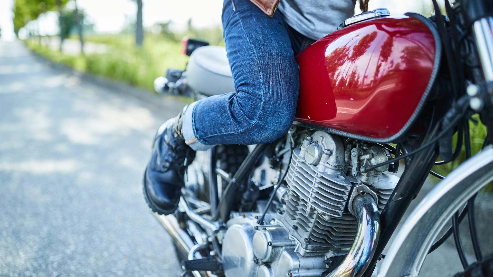 Ein Mann sitzt auf einem Motorrad (Symbolbild): In Hagen ist ein 46-Jähriger durch seine unsichere Fahrweise aufgefallen.