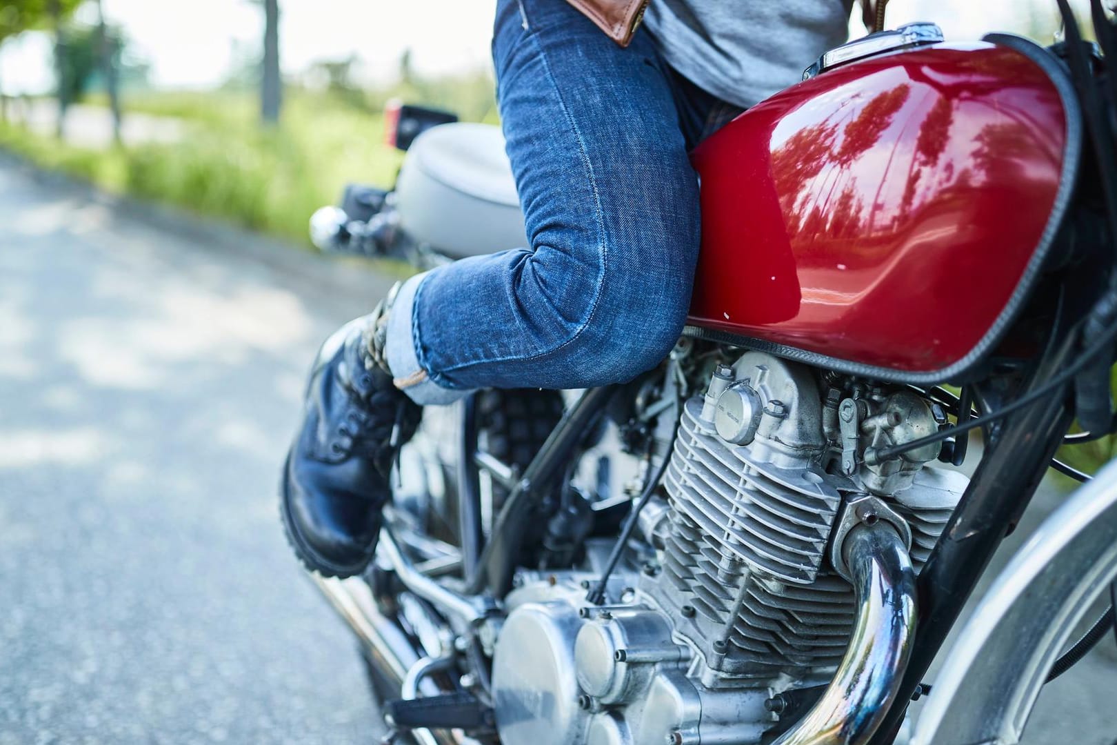 Ein Mann sitzt auf einem Motorrad (Symbolbild): In Hagen ist ein 46-Jähriger durch seine unsichere Fahrweise aufgefallen.