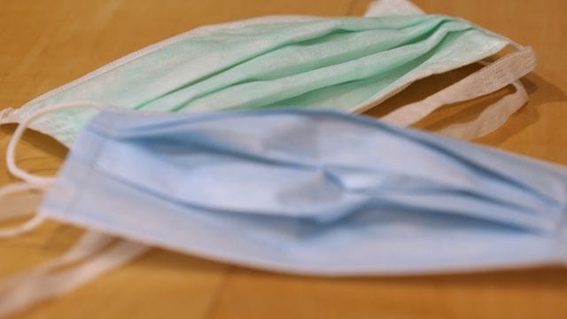 Medizinischer Mundschutz liegt auf einem Tisch (Symbolbild): In Hamburg ist die Inzidenz wieder gestiegen. Medizinischer Mundschutz liegt auf einem Tisch (Symbolbild): In Hamburg ist die Inzidenz wieder gestiegen.