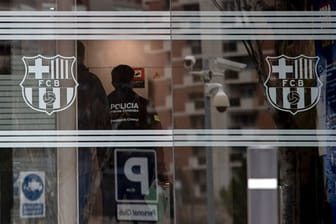Die katalanische Polizei betritt die Büros des FC Barcelona.
