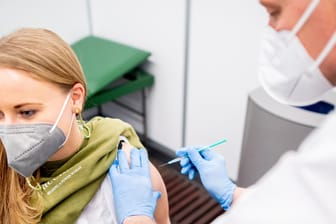 Corona-Pandemie: Einige Politiker und Experten fordern, allen Impfwilligen eine Impfung zu ermöglichen.
