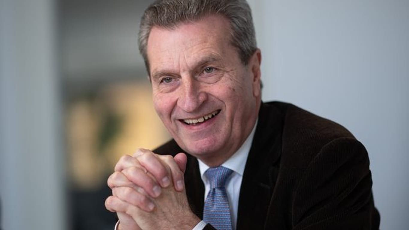 Ist Ex-EU-Kommissar Günther Oettinger bald im Aufsichtsrat beim VfB Stuttgart?.