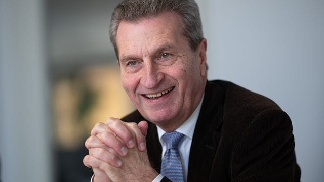 Ist Ex-EU-Kommissar Günther Oettinger bald im Aufsichtsrat beim VfB Stuttgart?. Ist Ex-EU-Kommissar Günther Oettinger bald im Aufsichtsrat beim VfB Stuttgart?.