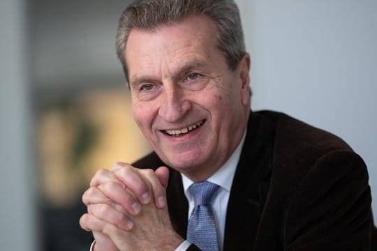 Ist Ex-EU-Kommissar Günther Oettinger bald im Aufsichtsrat beim VfB Stuttgart?.