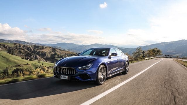 Mittelklasse mit italienischem Flair: Der Maserati Ghibli rollt nun auch mit elektrischer Unterstützung auf die Straßen. Mittelklasse mit italienischem Flair: Der Maserati Ghibli rollt nun auch mit elektrischer Unterstützung auf die Straßen.